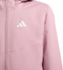 Eine rosa Jacke mit weißem Adidas-Logo auf der Brust und Reißverschluss.