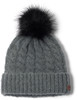Graue Strickmütze mit schwarzem Bommel und Lederdetail.