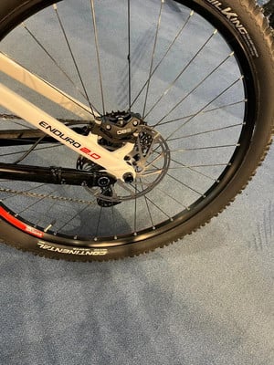 Hinterrad eines Mountainbikes mit Scheibenbremse und Aufschrift ENDURO 2.0. Hinterrad eines Mountainbikes mit Scheibenbremse und Aufschrift ENDURO 2.0.