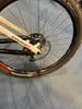 Hinterrad eines Mountainbikes mit Scheibenbremse und Aufschrift ENDURO 2.0.