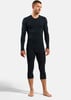 Ein Mann in einem dunkelblauen Langarm-Thermohemd und Dreiviertel-Leggings.