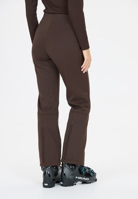 Eine Frau in brauner Skihose und HEAD-Skischuhen. Eine Frau in brauner Skihose und HEAD-Skischuhen.