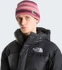 Ein Mann in einer pink-violett gestreiften Mütze und schwarzer Daunenjacke.