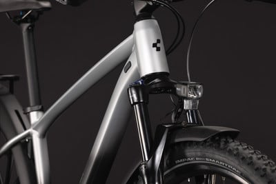 Detail des Vorderteils eines E-Bikes mit Federgabel und Licht. Detail des Vorderteils eines E-Bikes mit Federgabel und Licht.