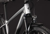 Detail des Vorderteils eines E-Bikes mit Federgabel und Licht.