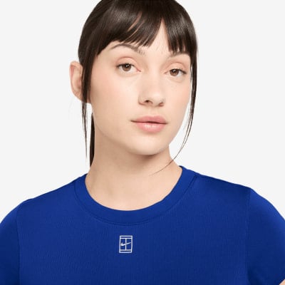 Eine Frau in einem blauen T-Shirt mit Nike-Logo auf der Brust.