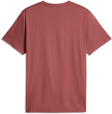 Rückseite eines dunkelrosa kurzärmeligen T-Shirts auf weißem Hintergrund.