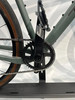 Nahaufnahme der Kurbel und Kette eines Gravelbikes mit SRAM APEX Logo.