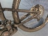 Detail des Hinterrads eines E-Bikes mit Schaltwerk und Bremsscheibe.