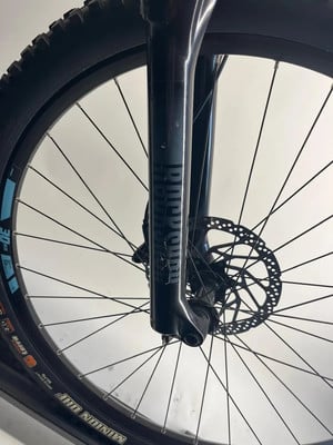 Vorderes Mountainbike-Rad mit Scheibenbremse und RockShox Federgabel.