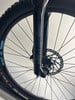 Vorderes Mountainbike-Rad mit Scheibenbremse und RockShox Federgabel.