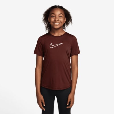 Mädchen in dunkelrotem Nike-T-Shirt mit weißem Logo und schwarzer Hose. Mädchen in dunkelrotem Nike-T-Shirt mit weißem Logo und schwarzer Hose.