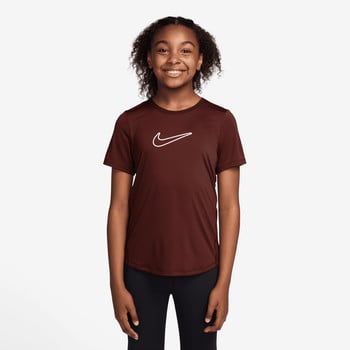 Mädchen in dunkelrotem Nike-T-Shirt mit weißem Logo und schwarzer Hose.