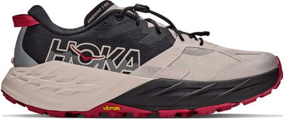 Herren-Trailrunning-Schuh Hoka Speedgoat 7 GTX in Beige und Schwarz mit roten Akzenten. Herren-Trailrunning-Schuh Hoka Speedgoat 7 GTX in Beige und Schwarz mit roten Akzenten.