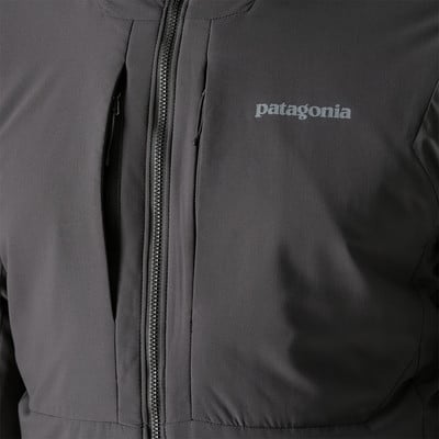 Detail einer Patagonia-Jacke mit Reißverschluss und Reißverschlusstaschen.