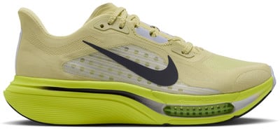 Sárga Nike futócipő sötétkék Swoosh-sal és zöld talppal.