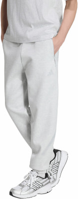 Ein Mann in grauer Jogginghose und weißen Turnschuhen mit Adidas-Logo. Ein Mann in grauer Jogginghose und weißen Turnschuhen mit Adidas-Logo.