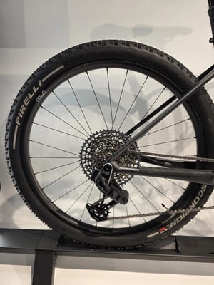 Hinterrad eines Mountainbikes mit Pirelli Scorpion Reifen Hinterrad eines Mountainbikes mit Pirelli Scorpion Reifen