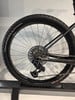 Hinterrad eines Mountainbikes mit Pirelli Scorpion Reifen