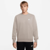 Mann in grauem Nike Sweatshirt mit Logo auf der Brust und schwarzer Hose.
