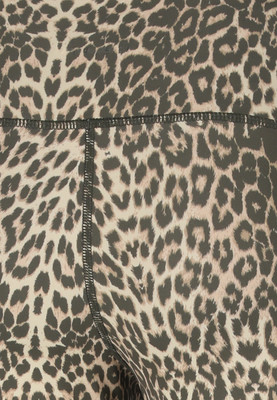 Detail eines Leopardenmusters auf Stoff mit sichtbarer Naht. Detail eines Leopardenmusters auf Stoff mit sichtbarer Naht.