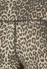 Detail eines Leopardenmusters auf Stoff mit sichtbarer Naht.