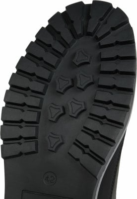 Schuhsohle mit ausgeprägtem Profil und der Zahl 42 darin. Schuhsohle mit ausgeprägtem Profil und der Zahl 42 darin.