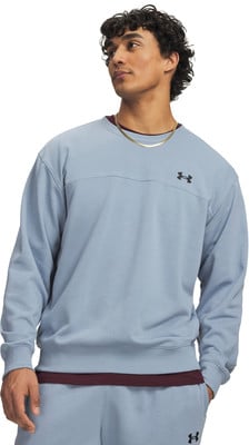 Ein Mann in einem blauen Sweatshirt mit schwarzem Under Armour Logo und einer goldenen Kette. Ein Mann in einem blauen Sweatshirt mit schwarzem Under Armour Logo und einer goldenen Kette.
