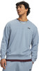 Ein Mann in einem blauen Sweatshirt mit schwarzem Under Armour Logo und einer goldenen Kette.