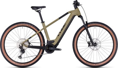 Grünes Cube E-Bike mit braunen Reifen und schwarzen Details. Grünes Cube E-Bike mit braunen Reifen und schwarzen Details.
