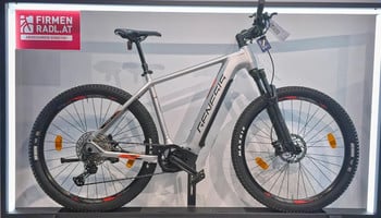 Silbernes Genesis E-Bike mit schwarzen Details und Logo auf dem Rahmen.