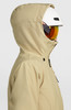 Beige Kapuzenjacke mit Skibrille und weißem Helm