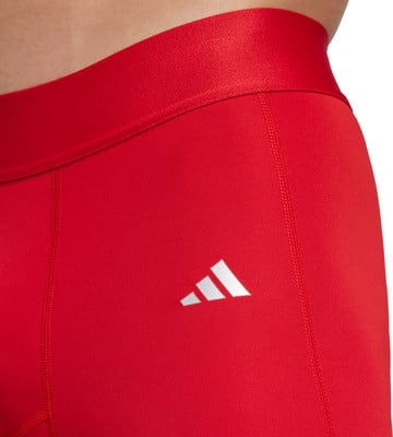 Rote Sporthose mit Adidas-Logo und glänzendem Bund. Rote Sporthose mit Adidas-Logo und glänzendem Bund.
