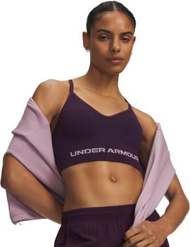 Frau in einem dunkelvioletten Sport-BH mit Under Armour Schriftzug.