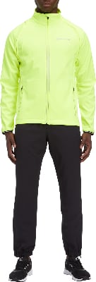 Ein Mann in einer neongelben Jacke und schwarzen Trainingshosen vor weißem Hintergrund. Ein Mann in einer neongelben Jacke und schwarzen Trainingshosen vor weißem Hintergrund.
