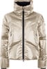 Goldene glänzende Daunenjacke mit hohem Kragen und schwarzem Reißverschluss.