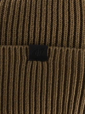 Braune Rippenstrickmütze mit schwarzem Lederlogo-Patch. Braune Rippenstrickmütze mit schwarzem Lederlogo-Patch.