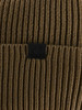 Braune Rippenstrickmütze mit schwarzem Lederlogo-Patch.