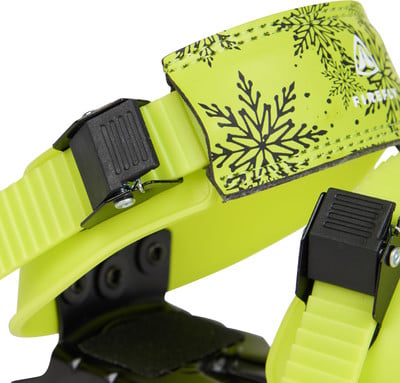 Grüner Riemen mit schwarzen Schneeflocken und Schnalle für Schneeschuhe.