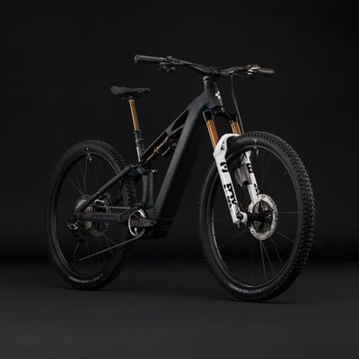 Schwarzes Fully-E-Bike mit weißer Fox-Gabel vor schwarzem Hintergrund.
