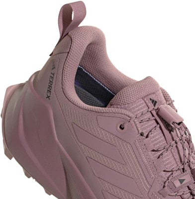 Rosa Adidas Terrex Wanderschuh mit Schnellverschluss und Schlaufe. Rosa Adidas Terrex Wanderschuh mit Schnellverschluss und Schlaufe.