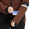 Nahaufnahme einer Jacke mit einer Karte in der Ärmeltasche.