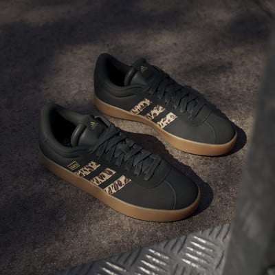 Fekete Adidas cipők leopárdmintával és barna talppal.
