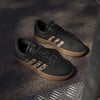 Fekete Adidas cipők leopárdmintával és barna talppal.