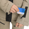 Kinderjacke mit Skipasstasche mit Intersport-Logo.