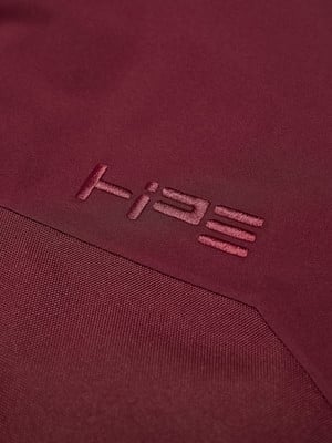 Stoffdetail mit eingraviertem HPE-Logo in Dunkelrot.