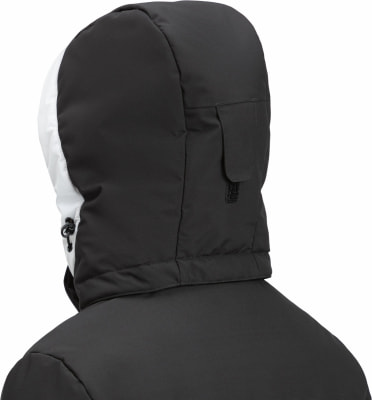 Detail der Jackenkapuze mit schwarzem und weißem Futter und Tasche.