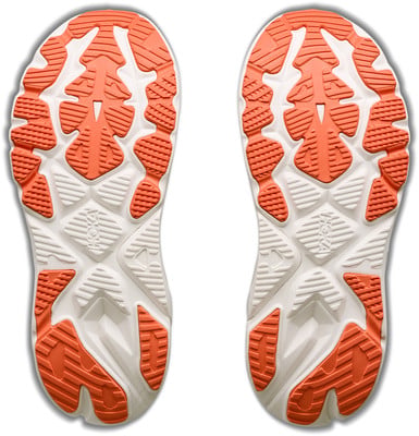 Laufschuhsohlen mit orange-weißen Elementen und Hoka-Logo.