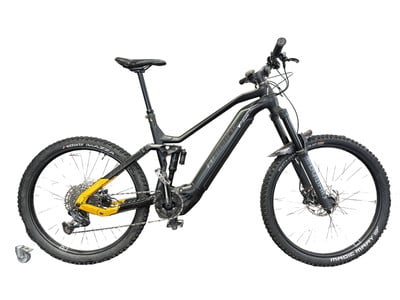 Ein schwarzes Mountain-E-Bike mit Federung und gelben Rahmendetails. Ein schwarzes Mountain-E-Bike mit Federung und gelben Rahmendetails.