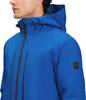 Blaue Herrenjacke mit Kapuze und schwarzen Reißverschlussdetails.